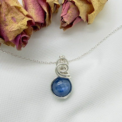 Sierlijke kyaniet hanger van sterling zilver
