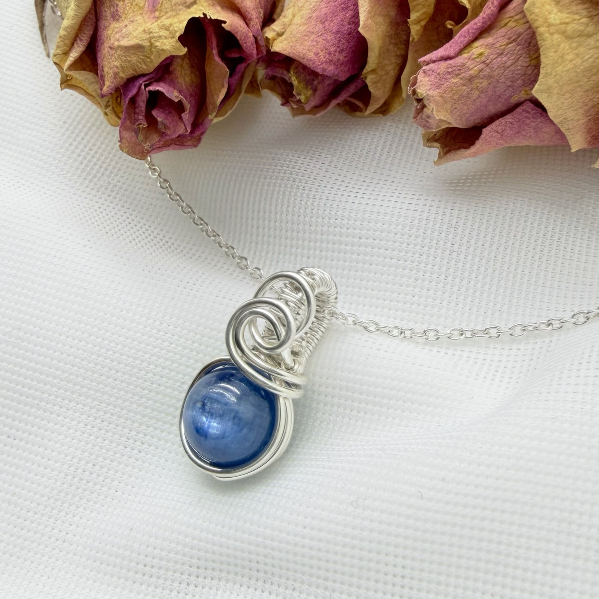 Sierlijke kyaniet hanger van sterling zilver