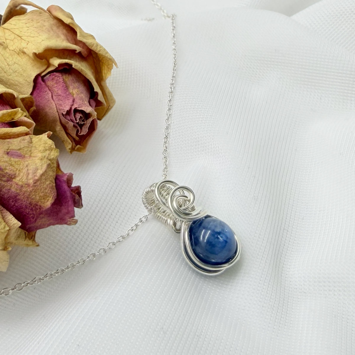 Sierlijke kyaniet hanger van sterling zilver