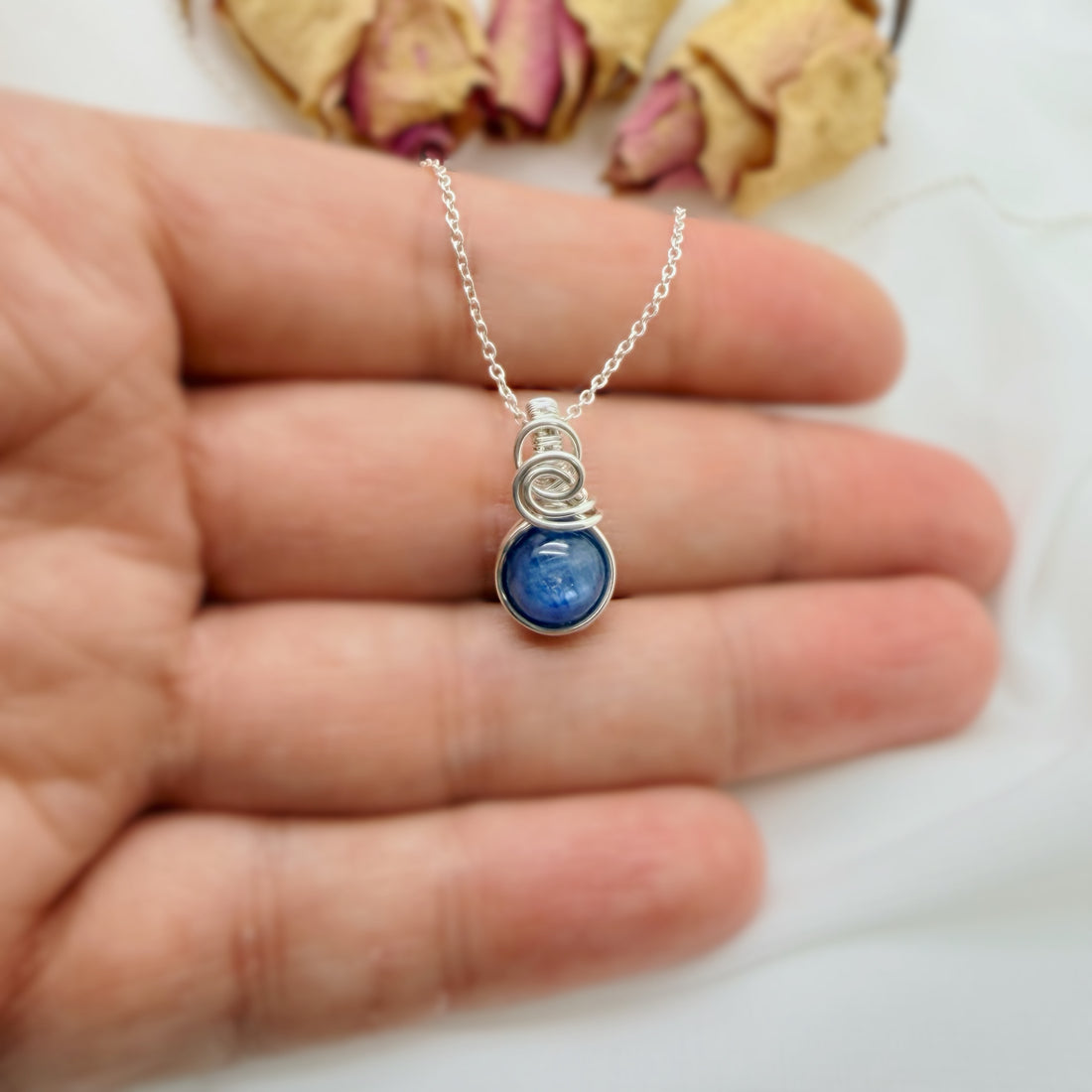 Sierlijke kyaniet hanger van sterling zilver