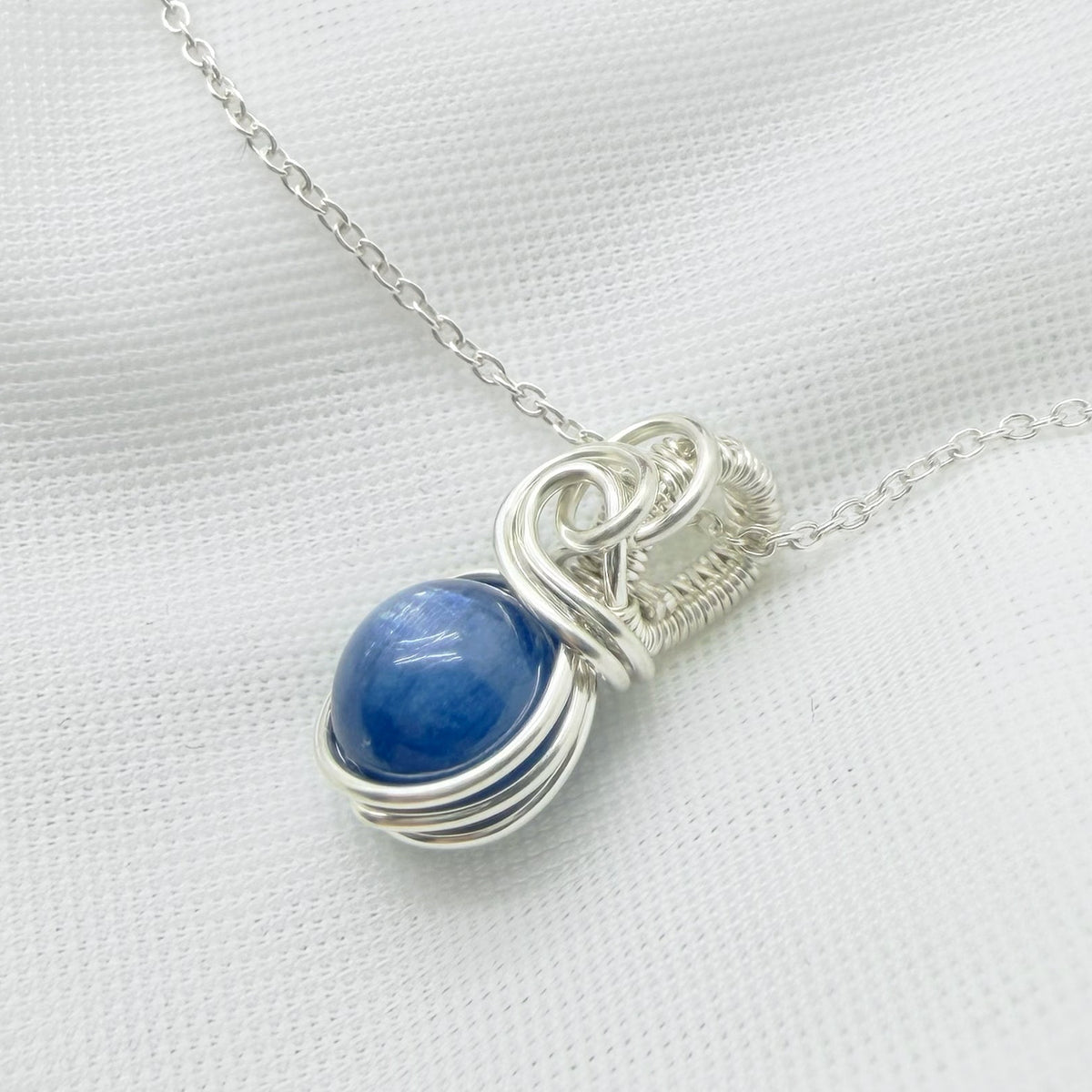 Sierlijke kyaniet hanger van sterling zilver