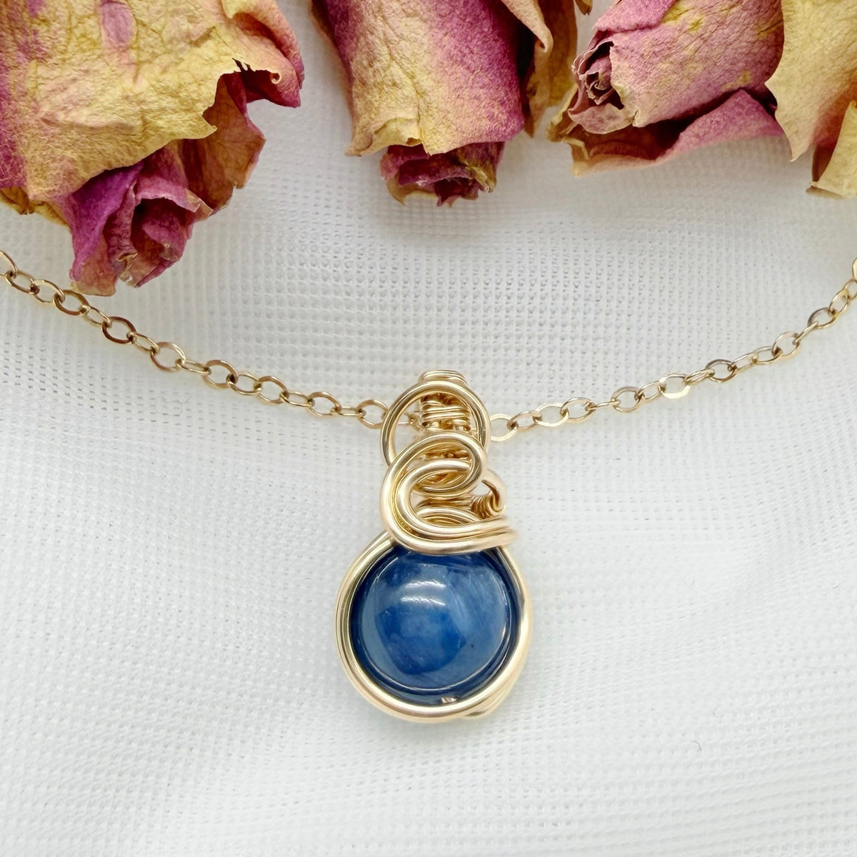 Sierlijke kyaniet hanger van gold filled - Wire wrapped