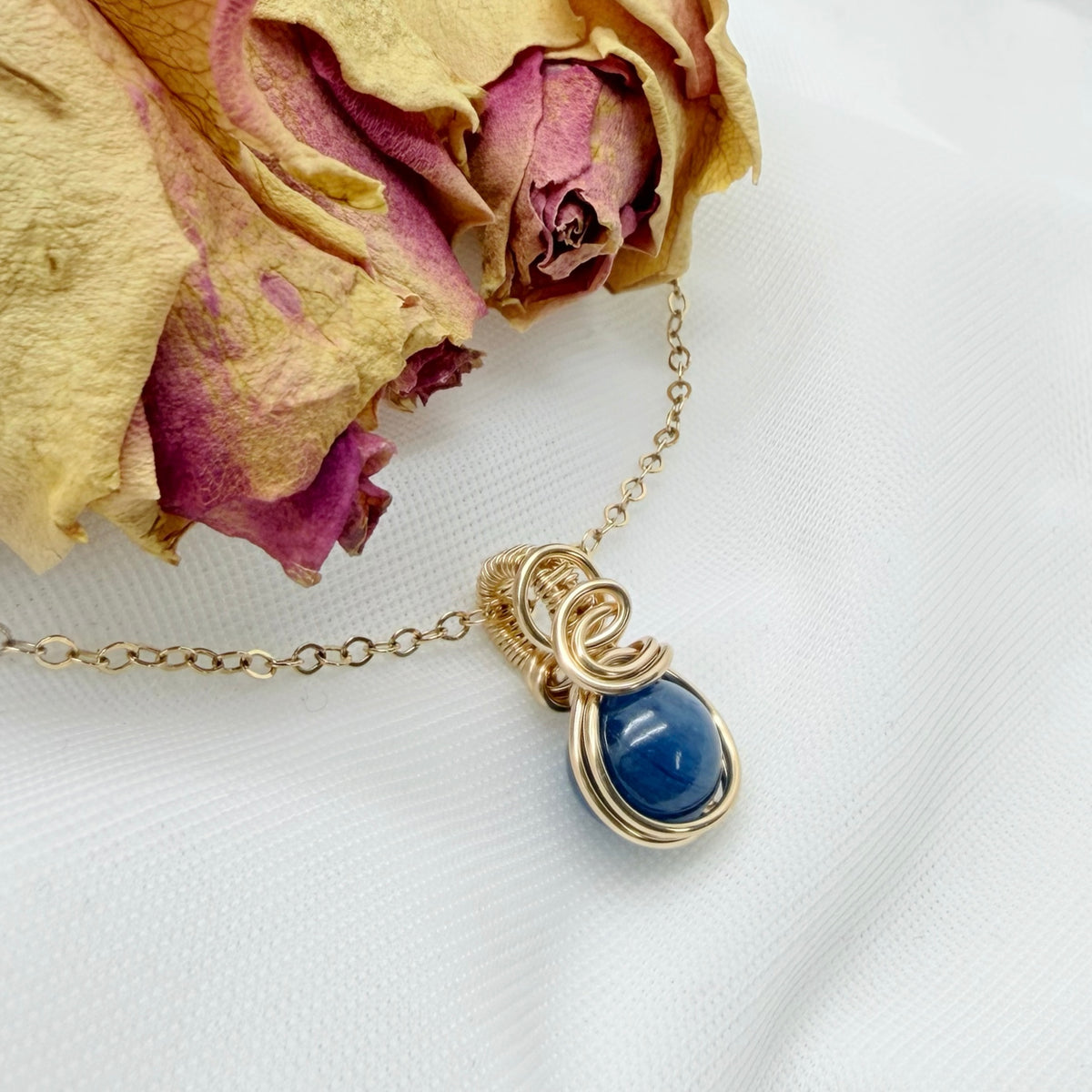 Sierlijke kyaniet hanger van gold filled - Wire wrapped