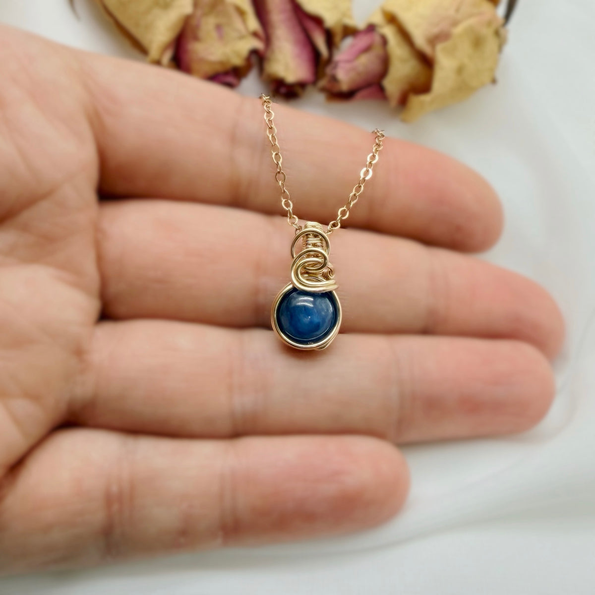 Sierlijke kyaniet hanger van gold filled - Wire wrapped
