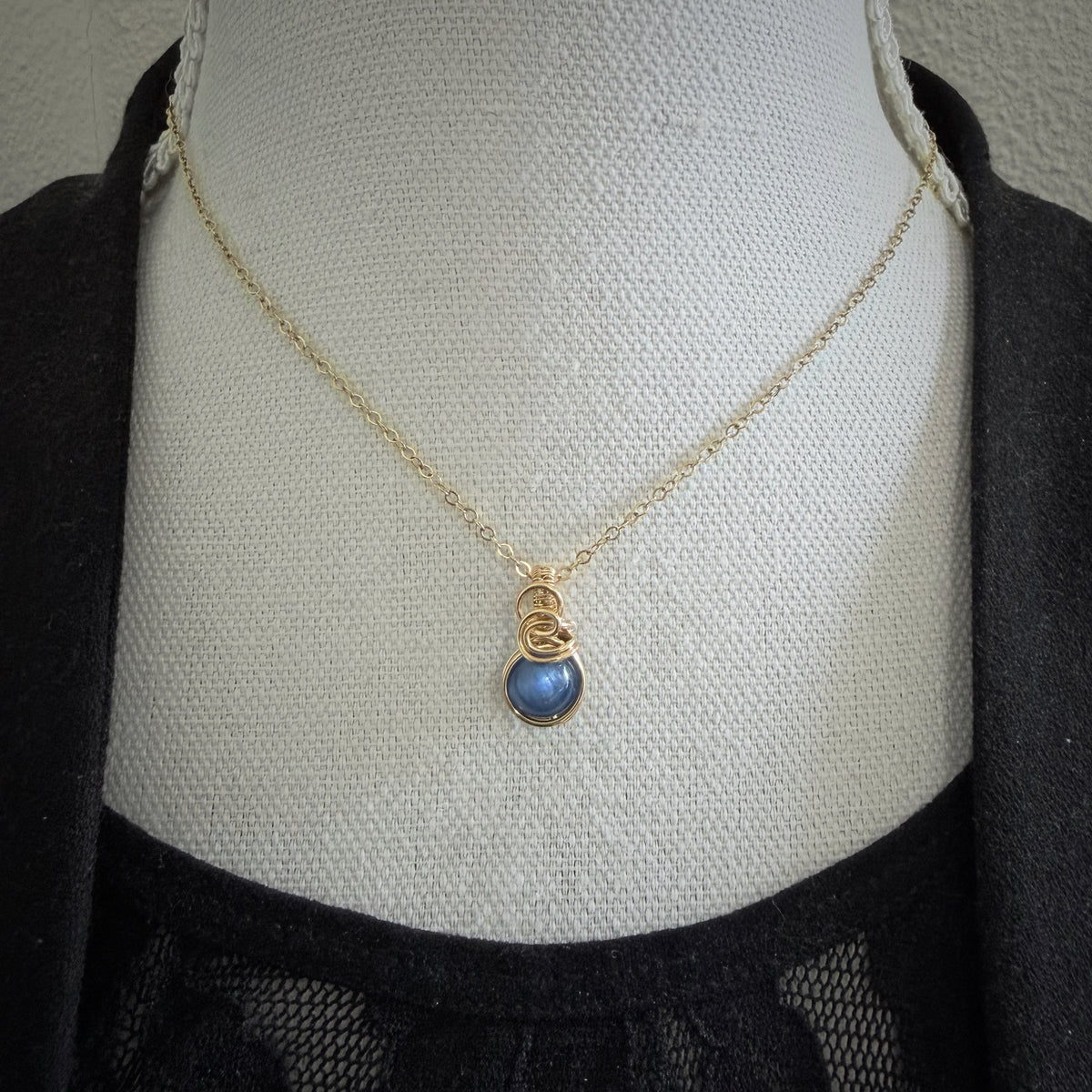 Sierlijke kyaniet hanger van gold filled - Wire wrapped