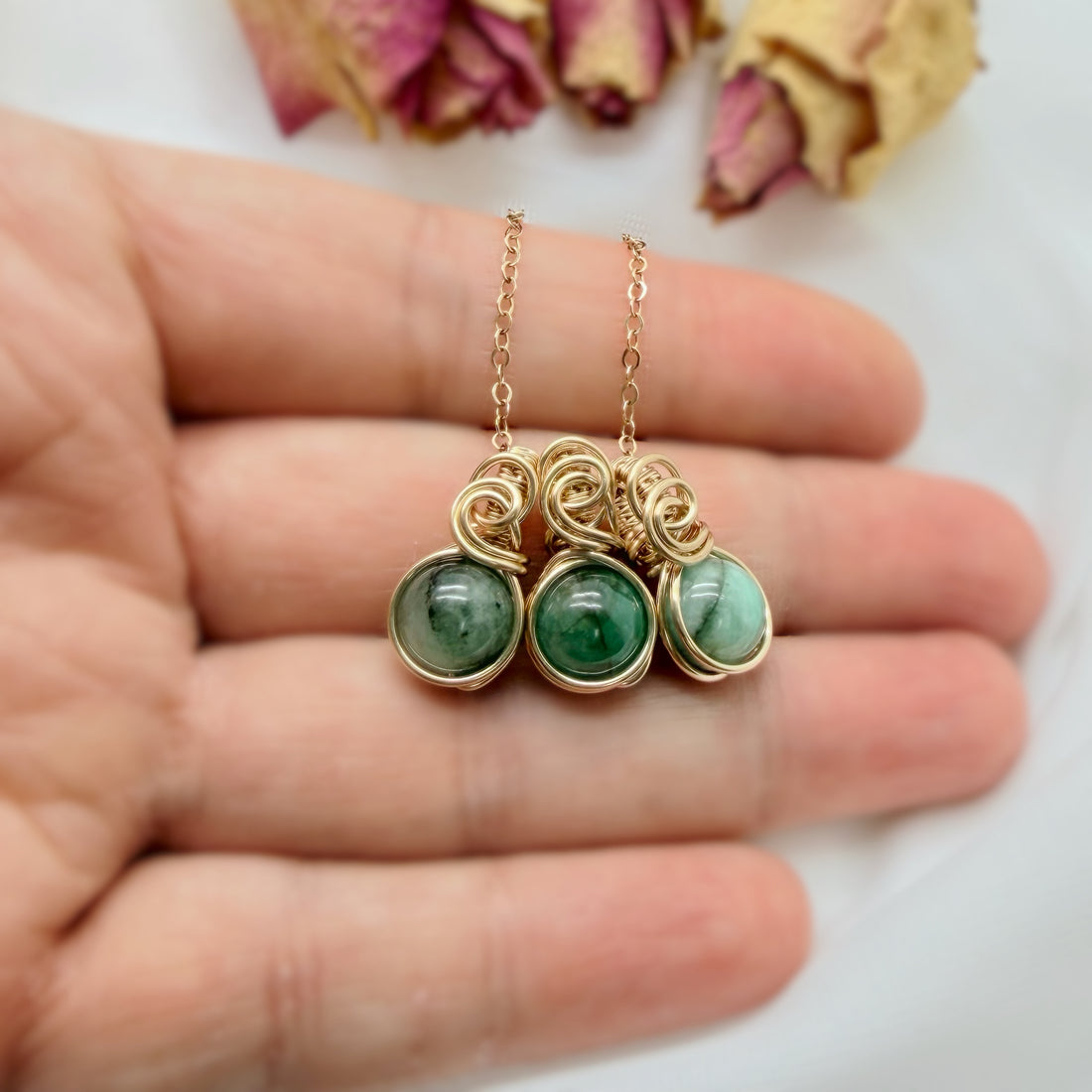 Sierlijke 14k gold filled wire wrap hanger met smaragd