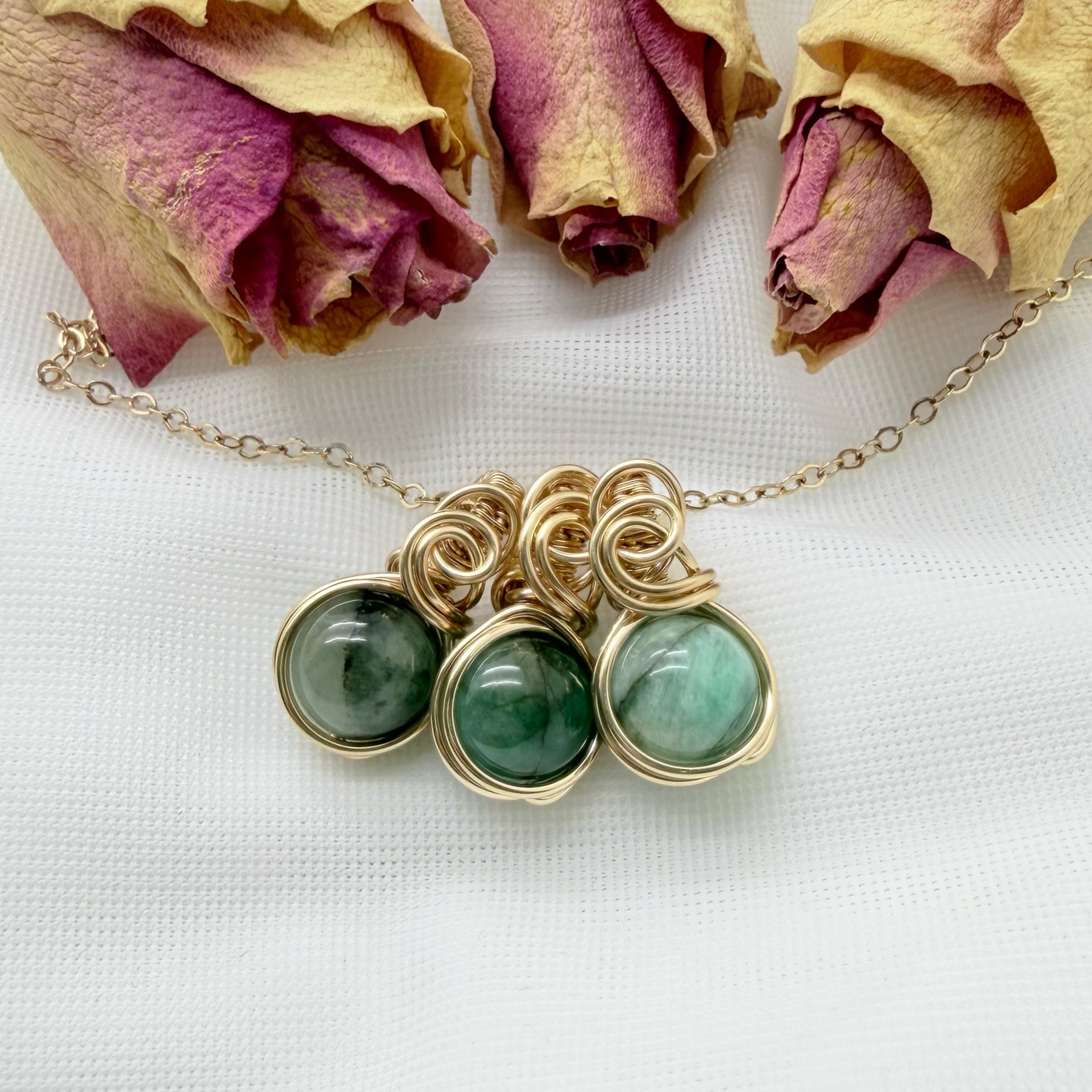 Sierlijke 14k gold filled wire wrap hanger met smaragd