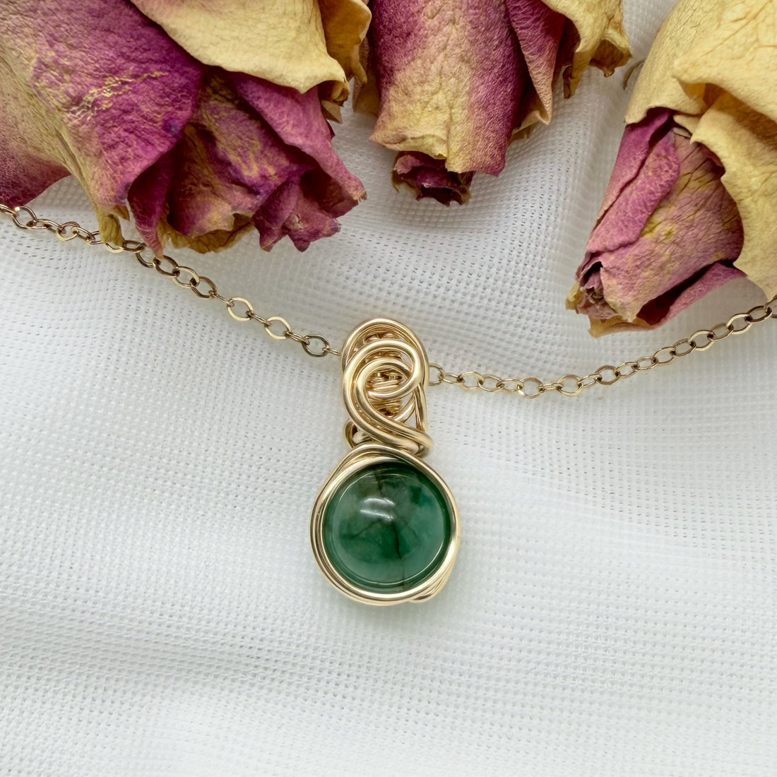 Sierlijke 14k gold filled wire wrap hanger met smaragd