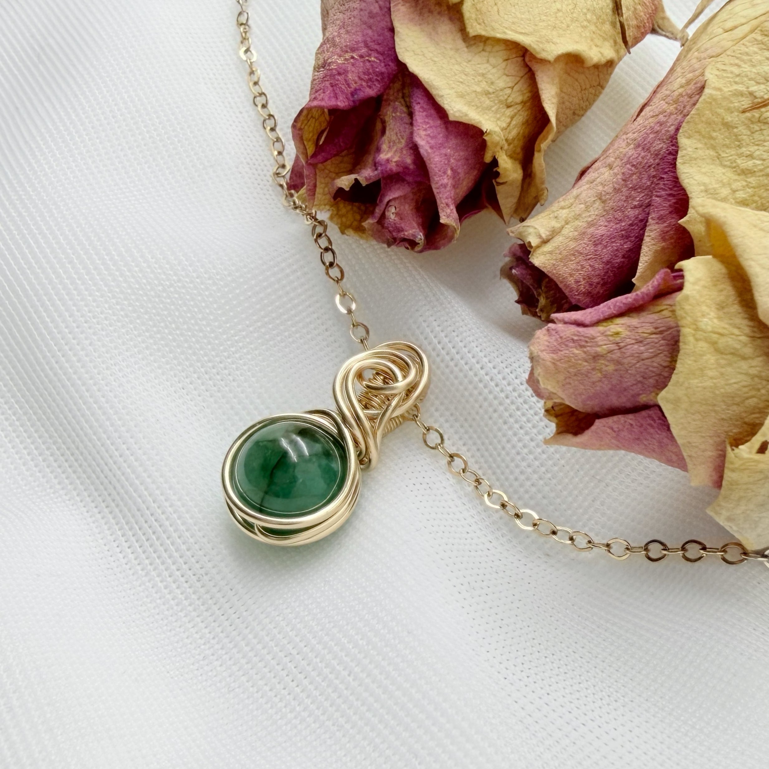 Sierlijke 14k gold filled wire wrap hanger met smaragd