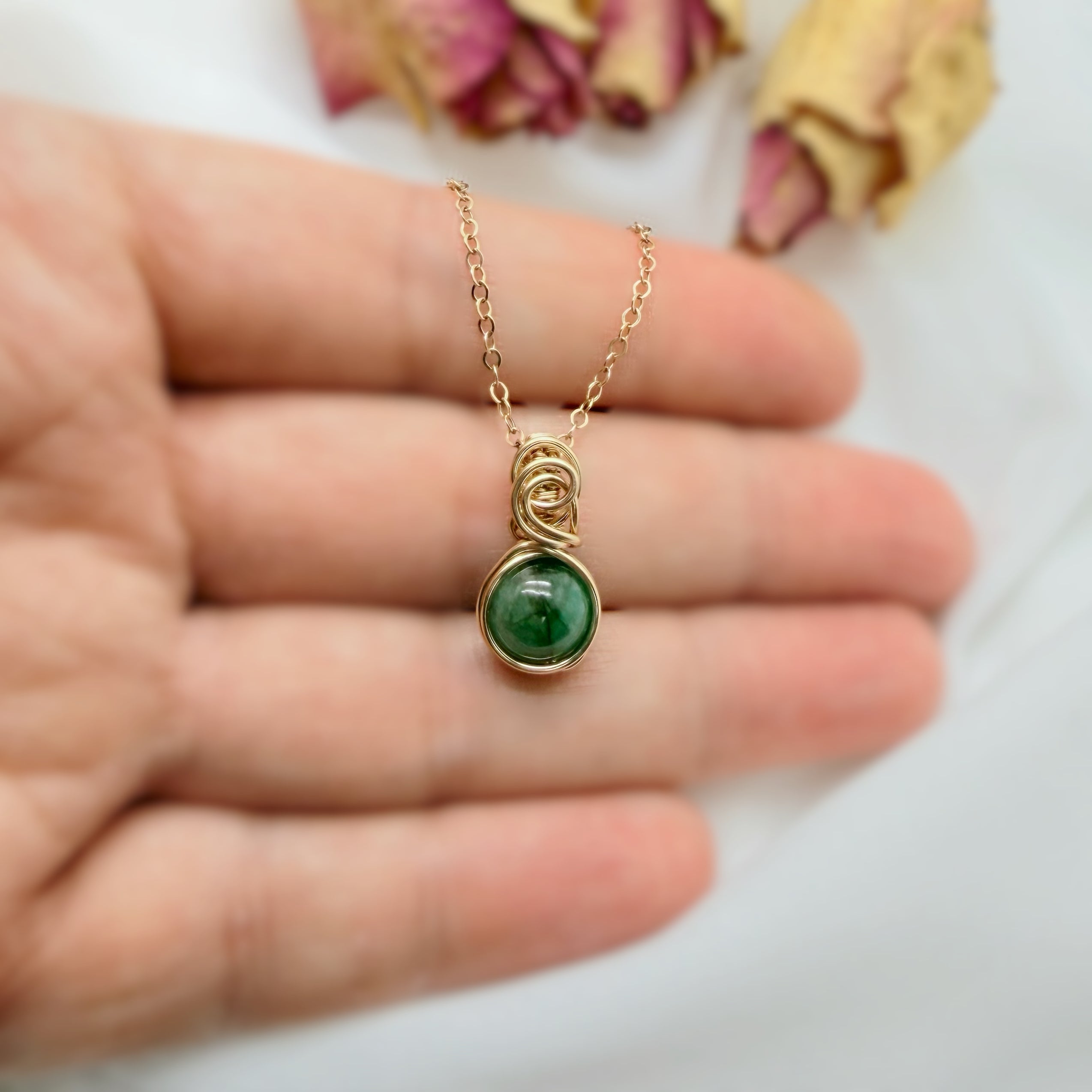 Sierlijke 14k gold filled wire wrap hanger met smaragd