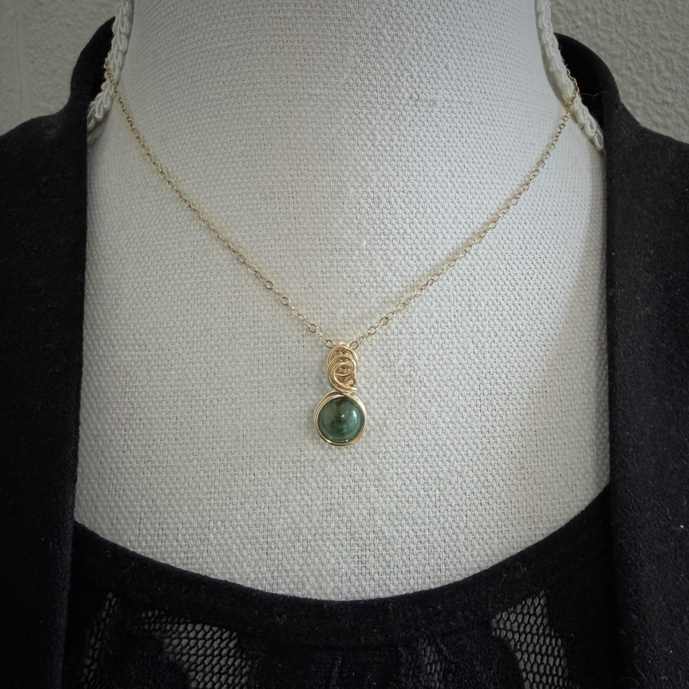 Sierlijke 14k gold filled wire wrap hanger met smaragd