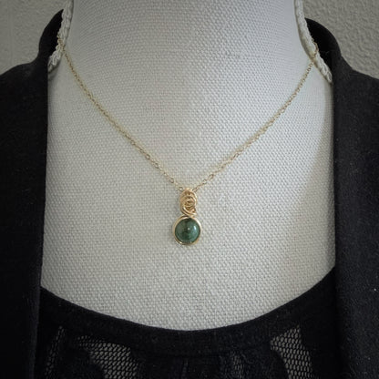 Sierlijke 14k gold filled wire wrap hanger met smaragd