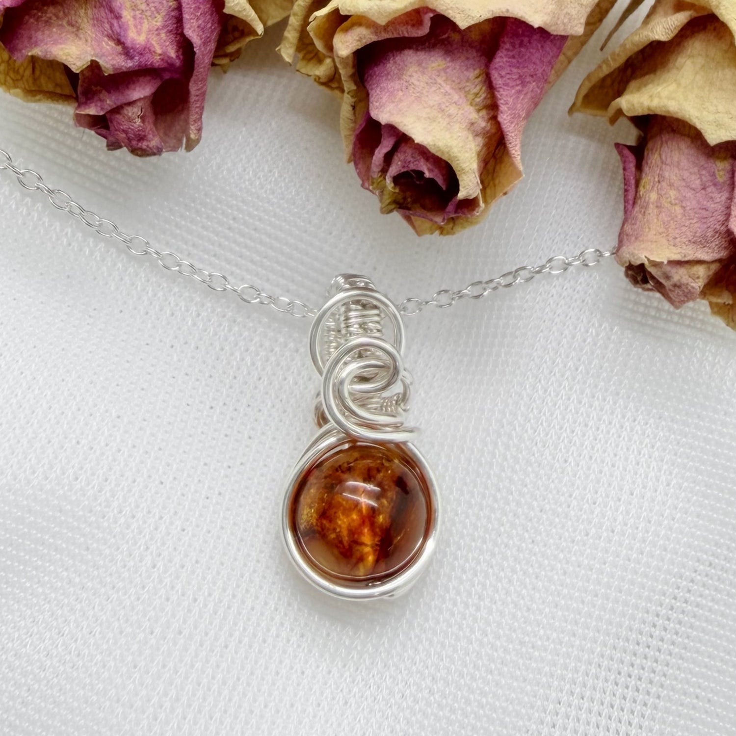 Sierlijke sterling zilveren wire wrap hanger met barnsteen