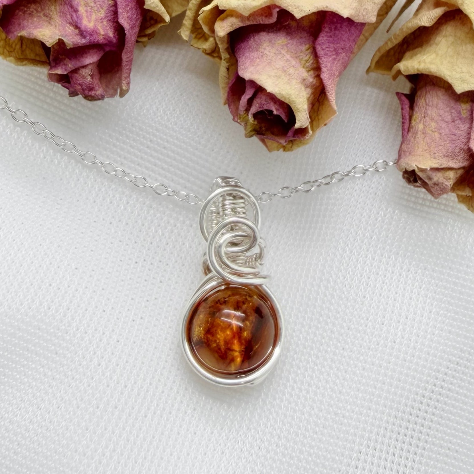 Sierlijke sterling zilveren wire wrap hanger met barnsteen