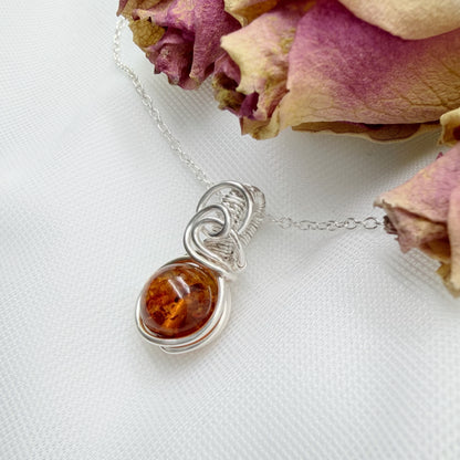 Sierlijke sterling zilveren wire wrap hanger met barnsteen