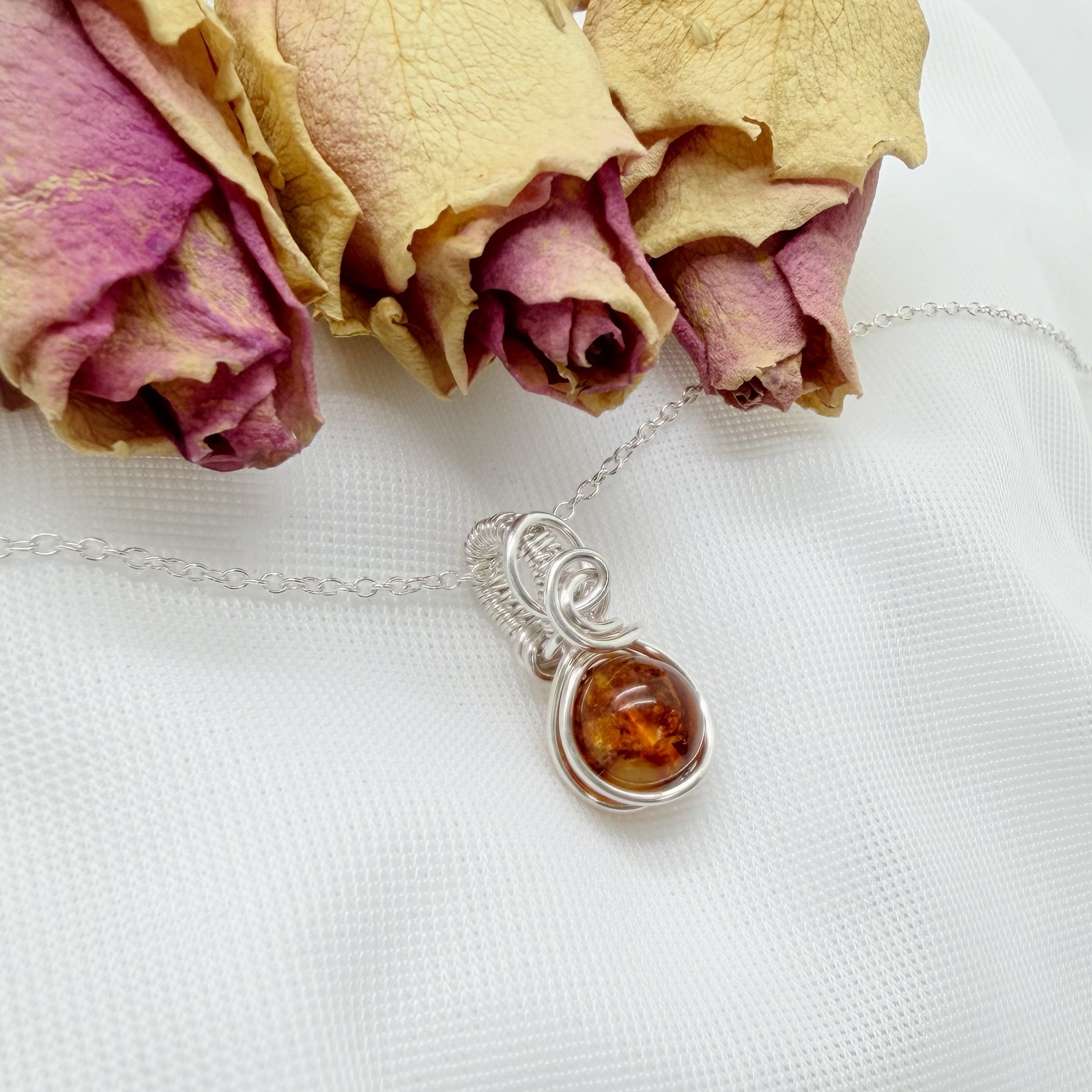 Sierlijke sterling zilveren wire wrap hanger met barnsteen