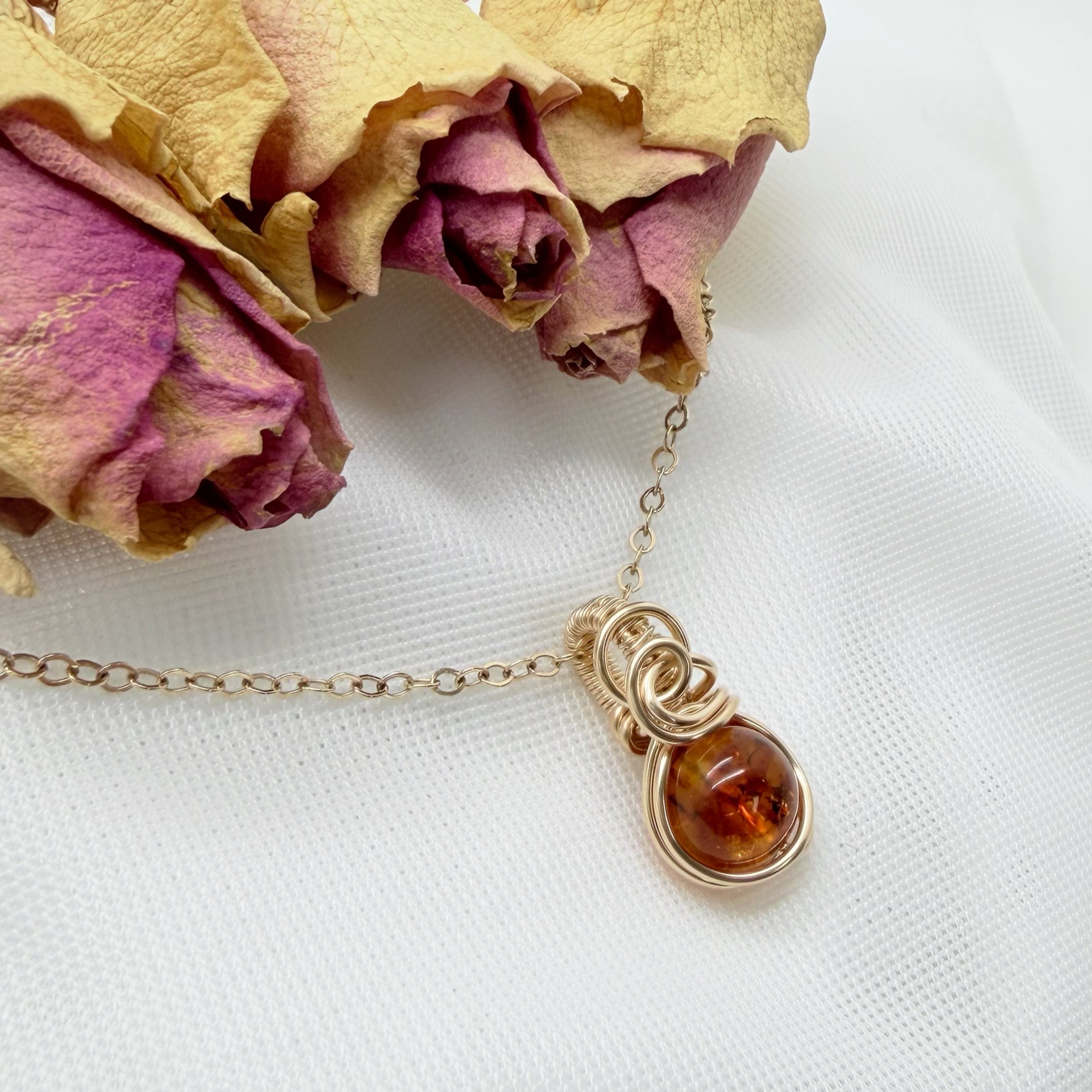 Sierlijke 14k gold filled wire wrap hanger met barnsteen