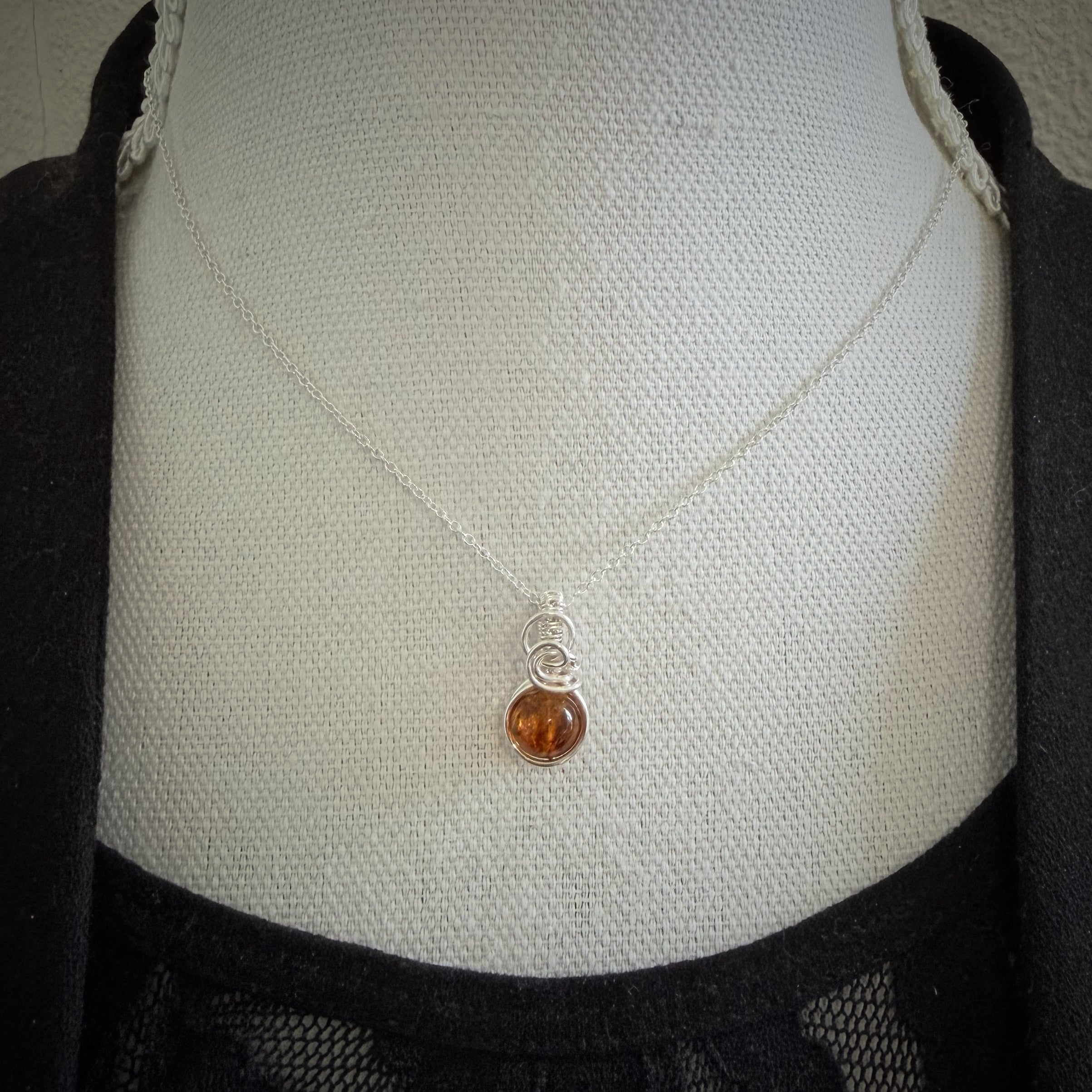 Sierlijke sterling zilveren wire wrap hanger met barnsteen