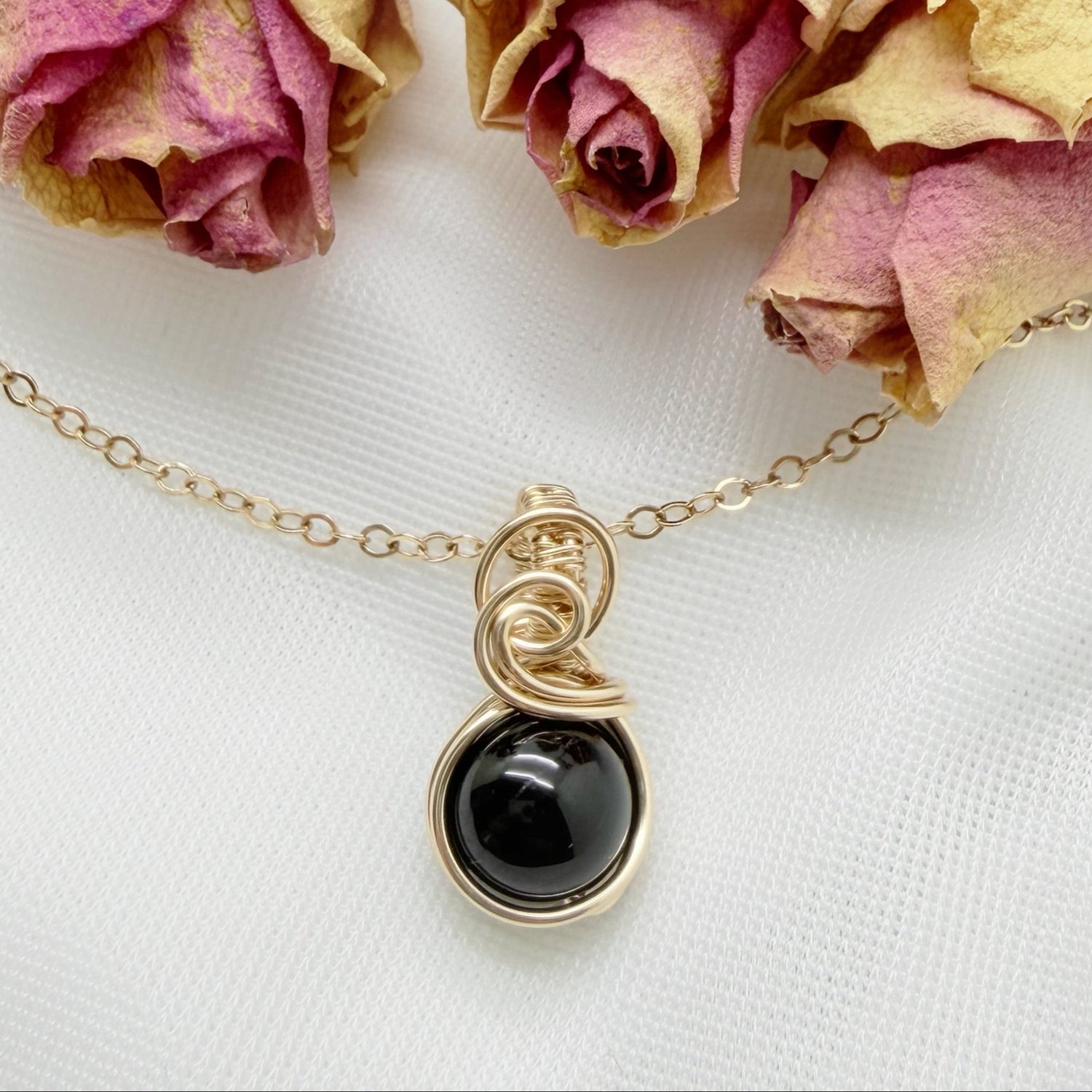 Sierlijke 14k gold filled wire wrap hanger met zwarte toermalijn