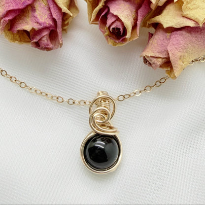 Sierlijke 14k gold filled wire wrap hanger met zwarte toermalijn
