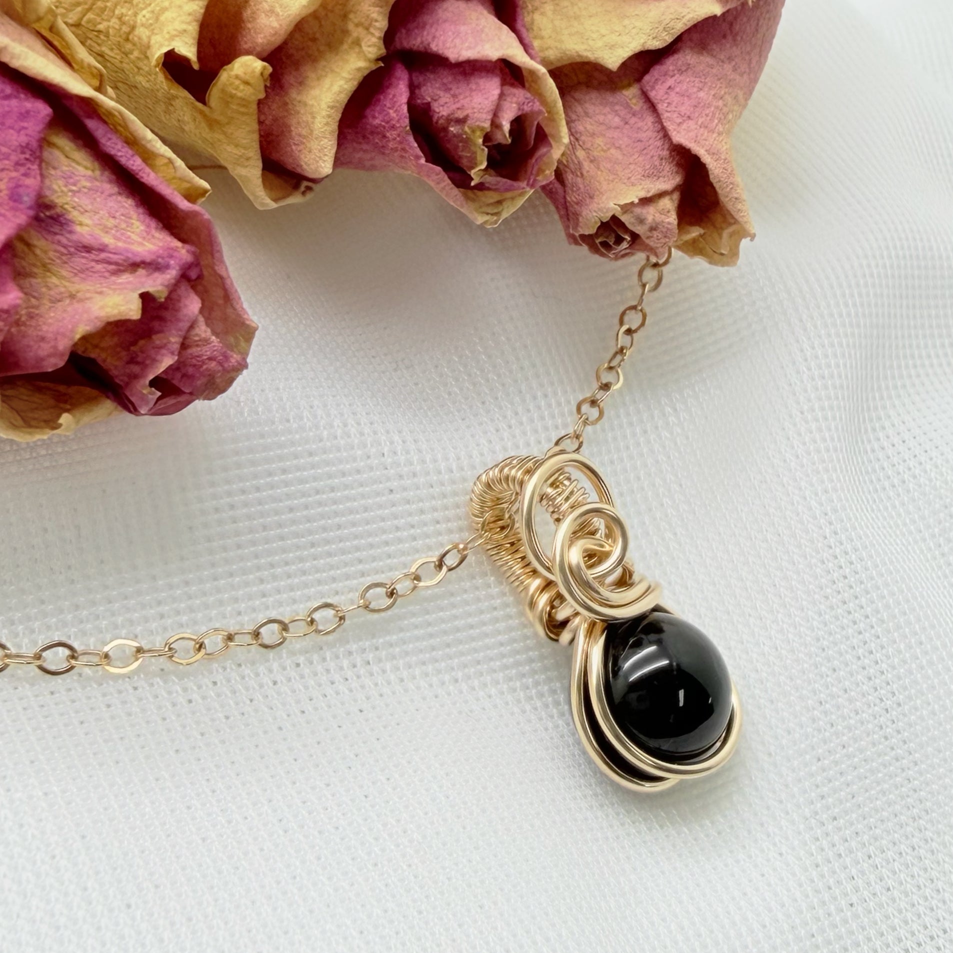 Sierlijke 14k gold filled wire wrap hanger met zwarte toermalijn