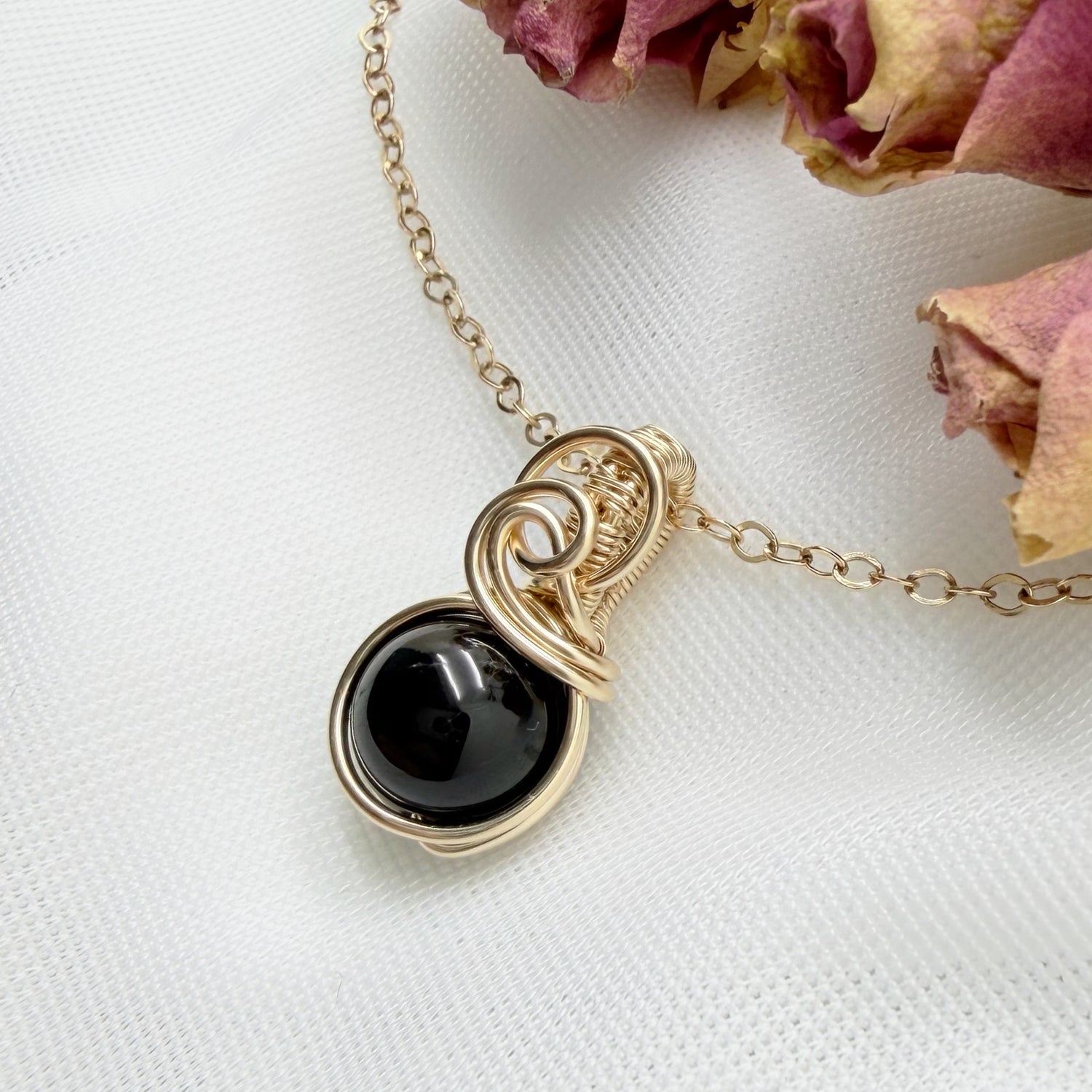 Sierlijke 14k gold filled wire wrap hanger met zwarte toermalijn