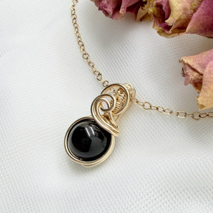 Sierlijke 14k gold filled wire wrap hanger met zwarte toermalijn