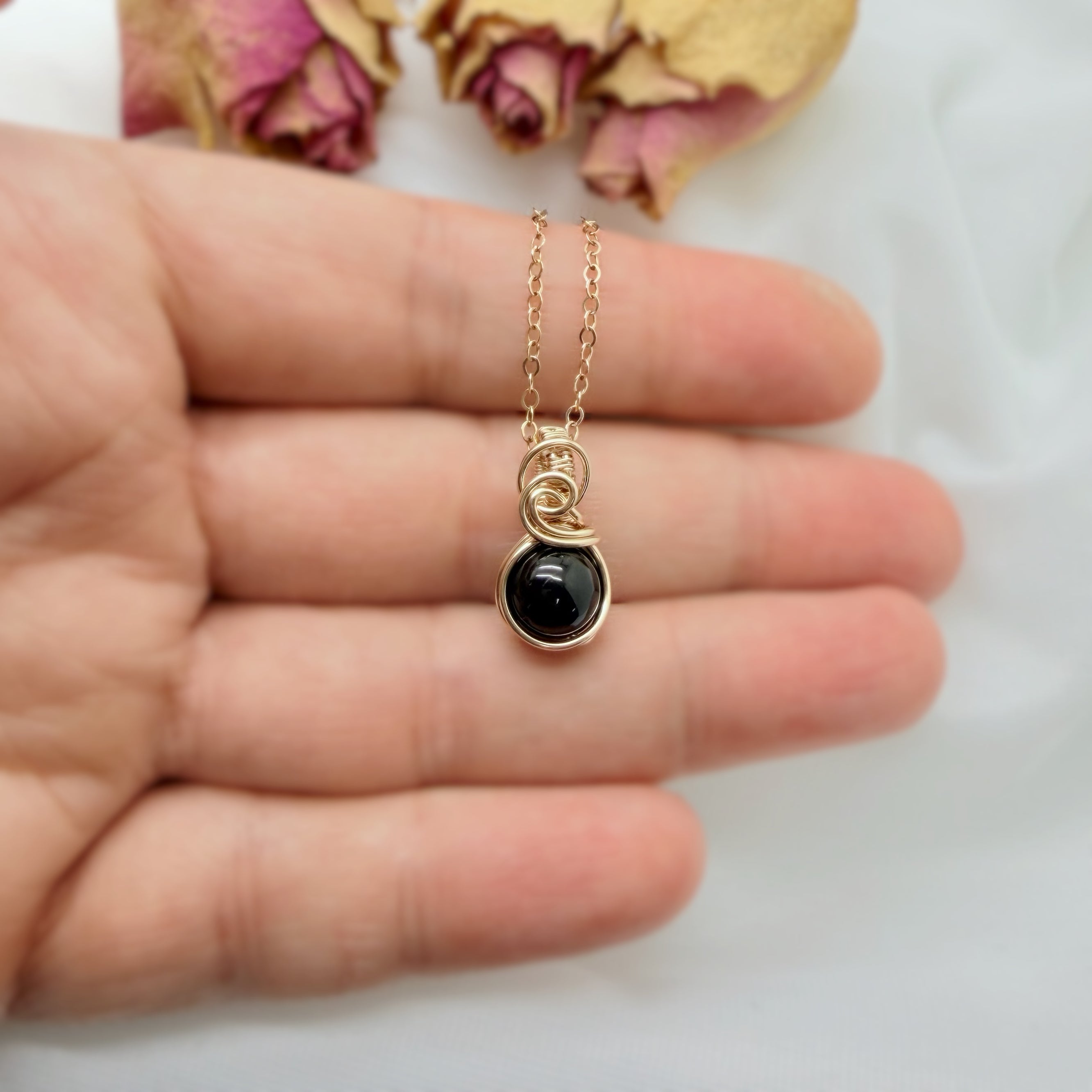 Sierlijke 14k gold filled wire wrap hanger met zwarte toermalijn