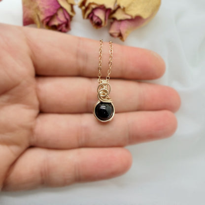 Sierlijke 14k gold filled wire wrap hanger met zwarte toermalijn