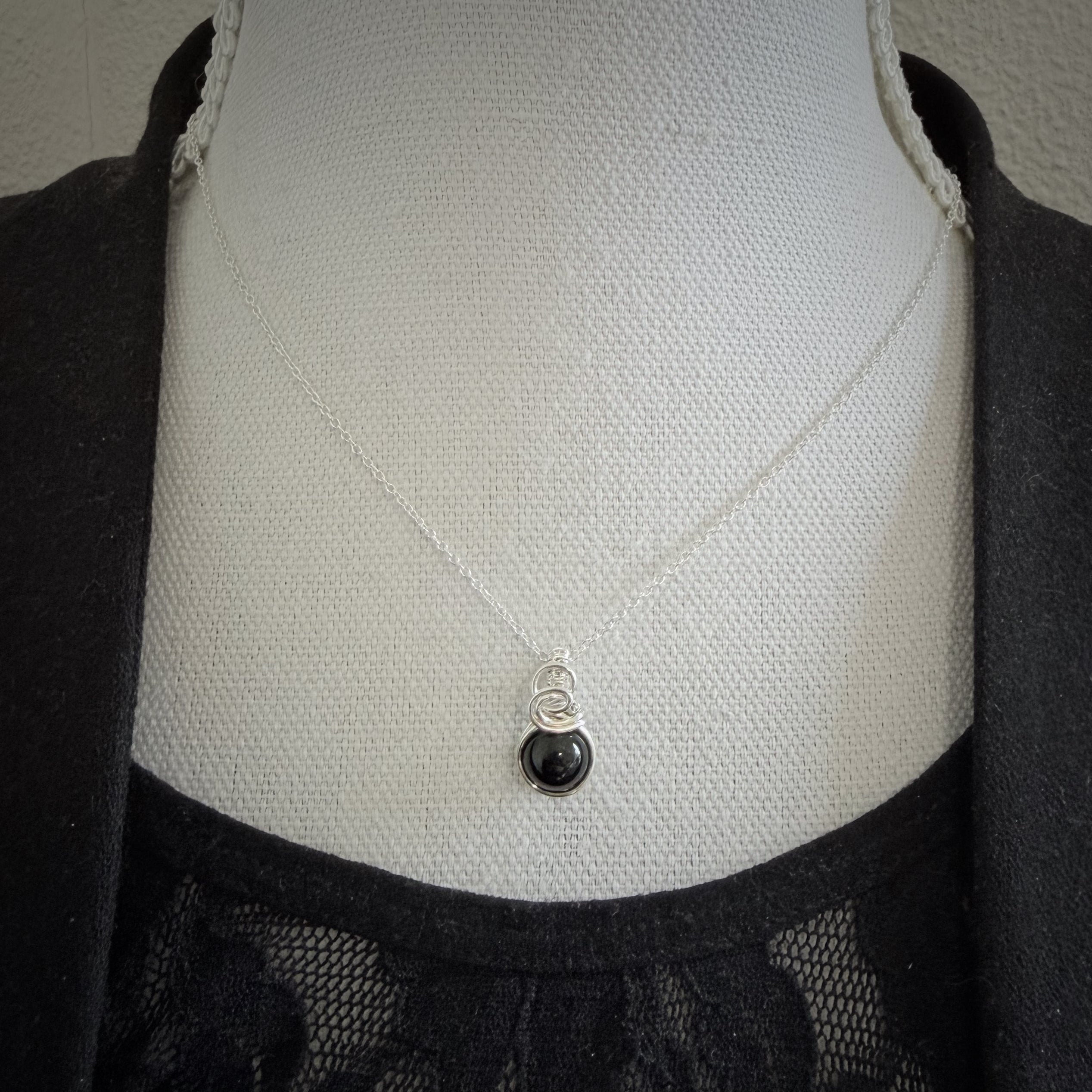 Sierlijke zilveren wire wrap hanger met zwarte toermalijn