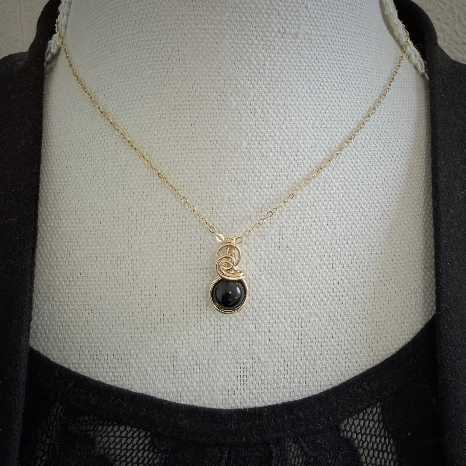 Sierlijke 14k gold filled wire wrap hanger met zwarte toermalijn