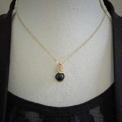 Sierlijke 14k gold filled wire wrap hanger met zwarte toermalijn