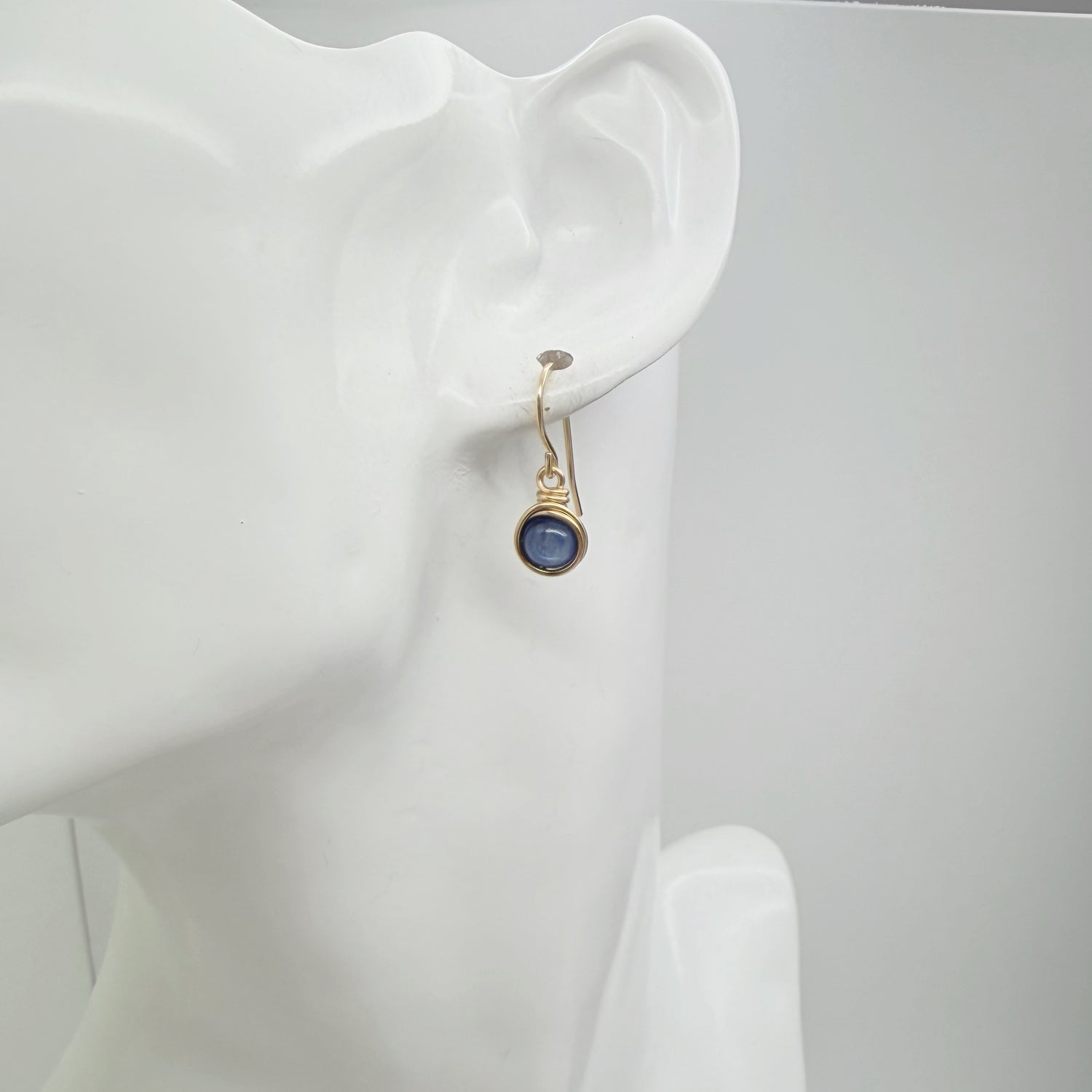 Handgemaakte 14k gold filled oorbellen met kyaniet