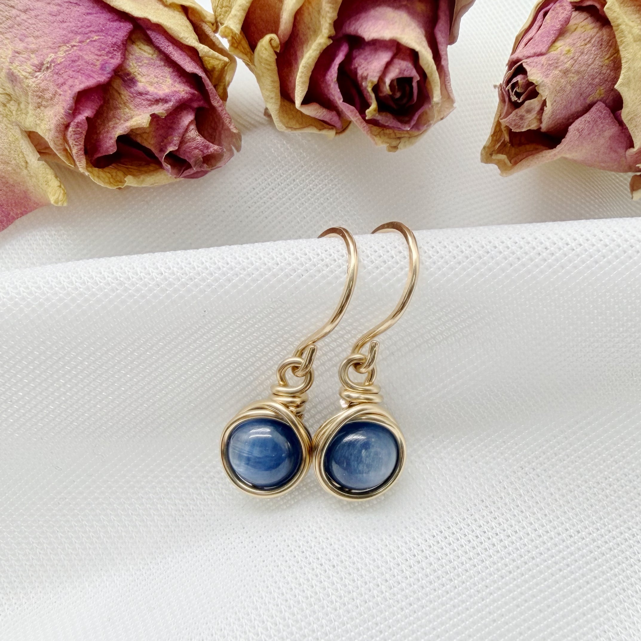 Handgemaakte 14k gold filled oorbellen met kyaniet