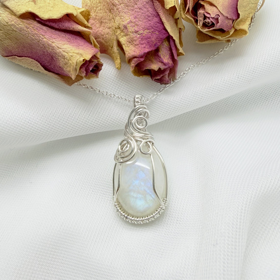 Sterling zilveren wire wrap hanger met regenboog maansteen