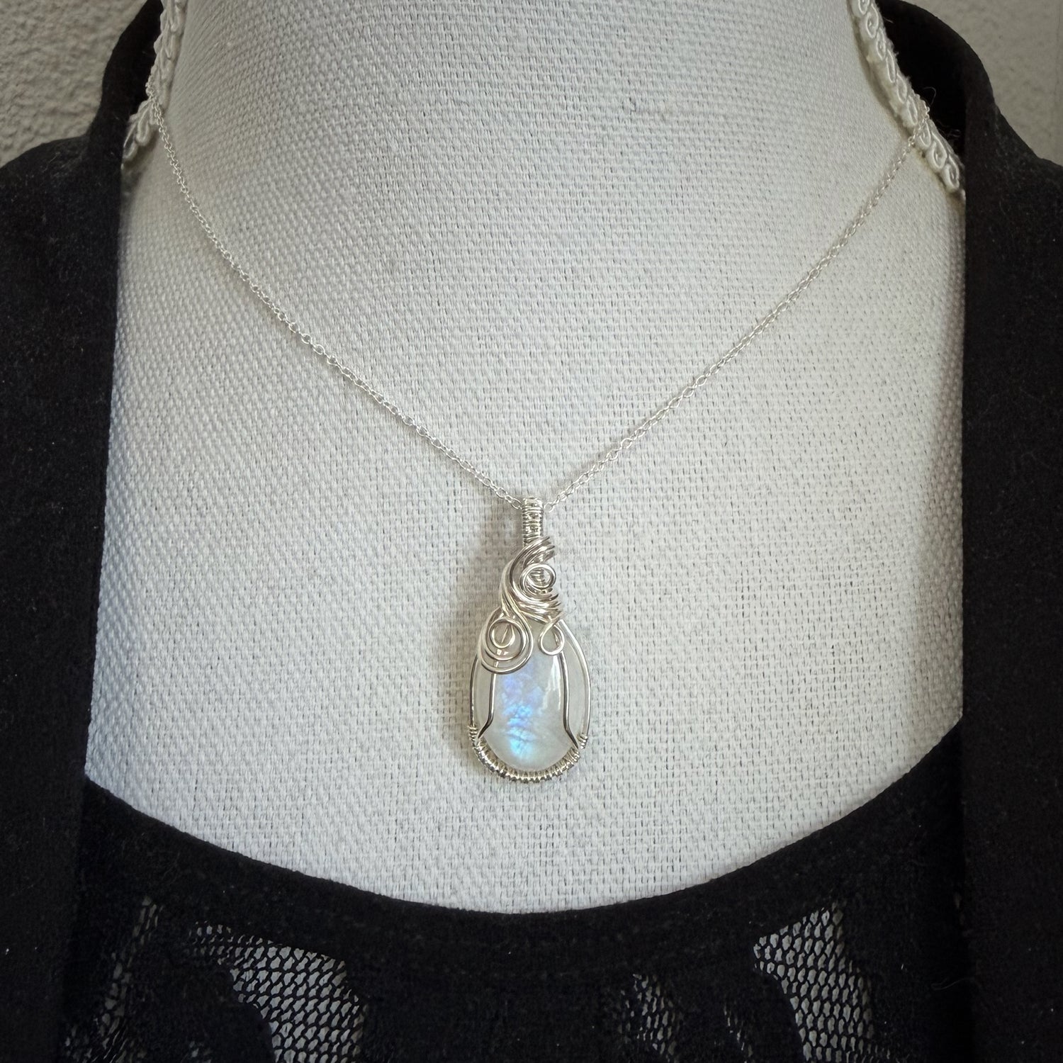Sterling zilveren wire wrap hanger met regenboog maansteen