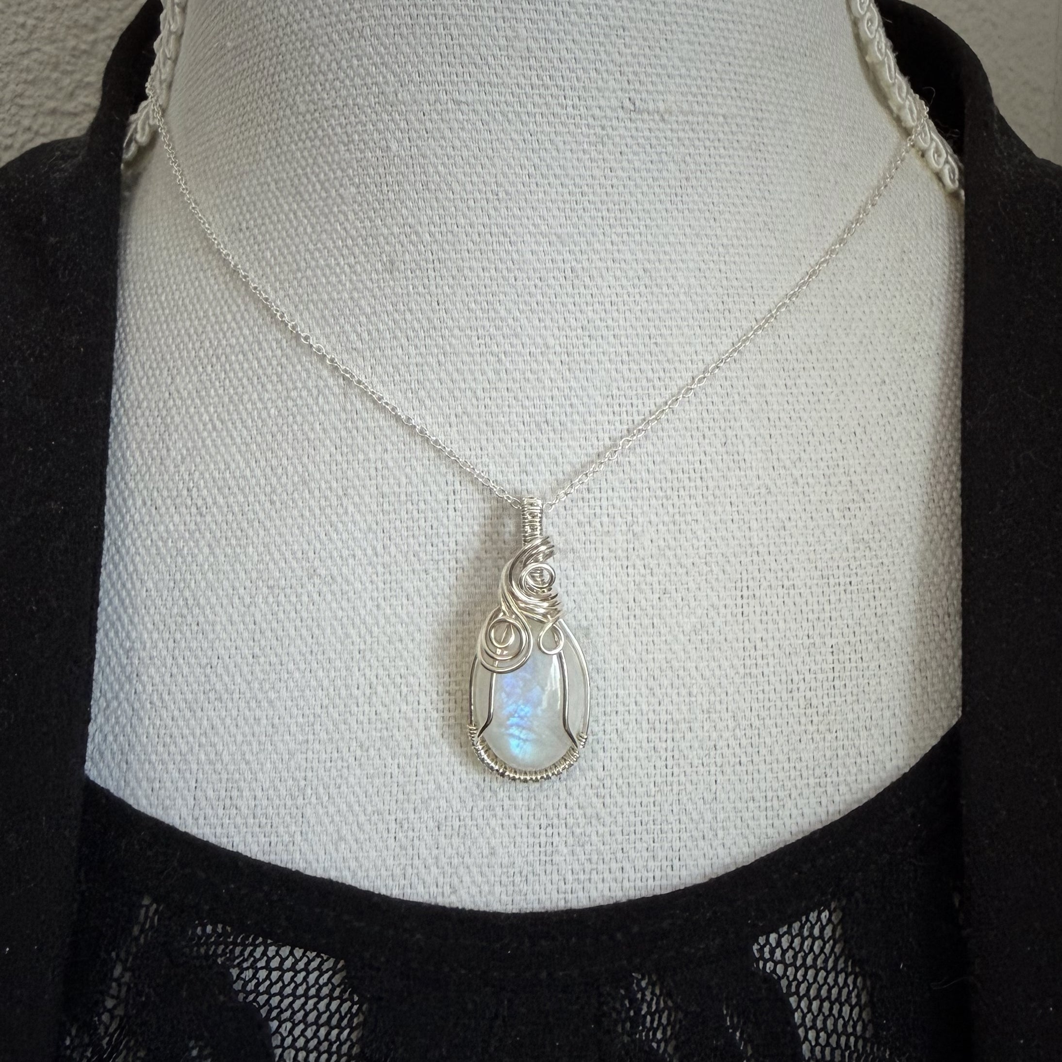 Sterling zilveren wire wrap hanger met regenboog maansteen