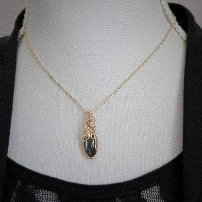 14k gold filled wire wrap hanger met labradoriet