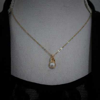 Gold filled parelhanger gefotografeerd op een buste