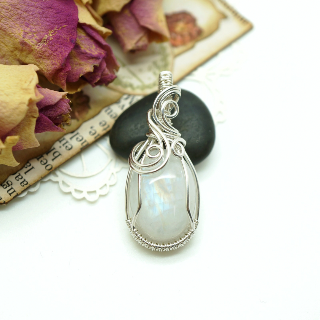 Sterling zilveren wire wrap hanger met regenboog maansteen