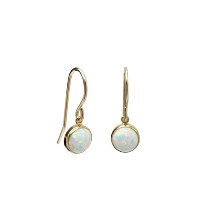 Kleine gold filled oorbellen met opaal