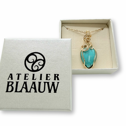 14K Gold Filled Turkoois Hanger – Handgemaakt Wire Wrap Sieraad met Betekenis