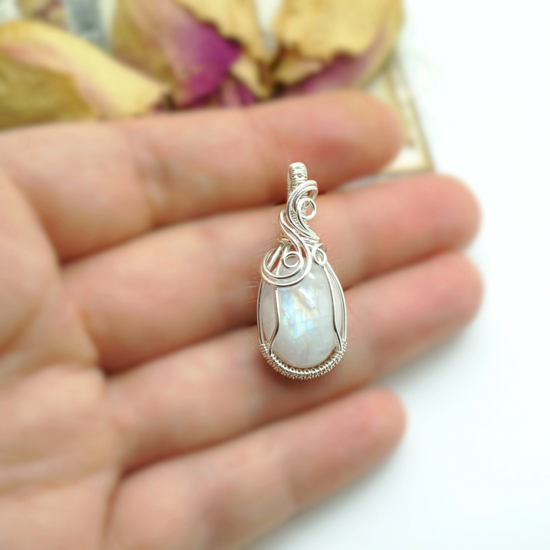 Sterling zilveren wire wrap hanger met regenboog maansteen