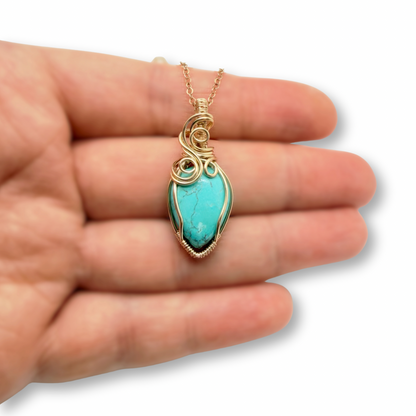 14K Gold Filled Turkoois Hanger – Handgemaakt Wire Wrap Sieraad met Betekenis