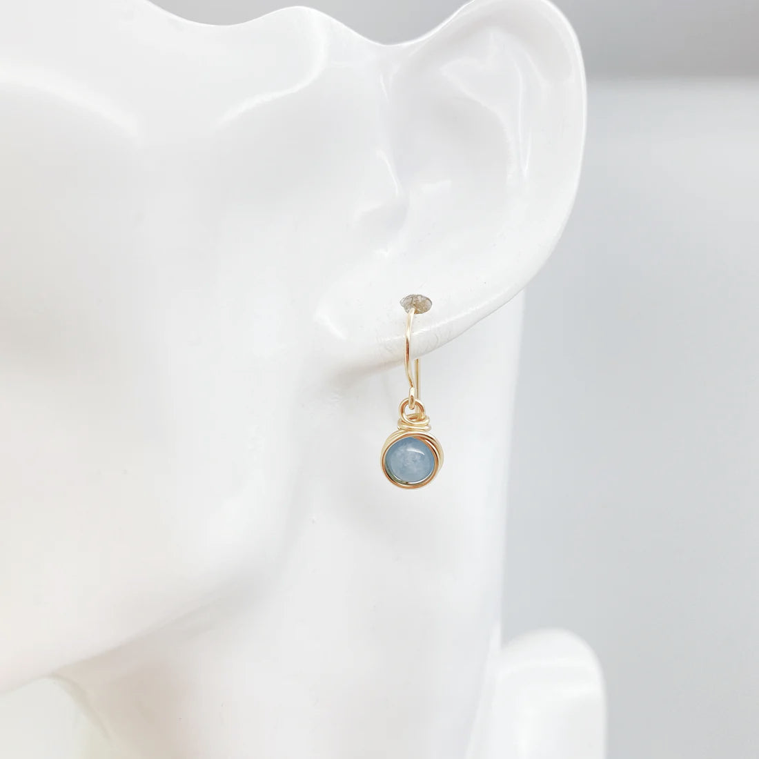 Lichtblauwe Aquamarijn oorbellen met sierlijke 14k gold filled draad, handgemaakt door Atelier Blaauw.