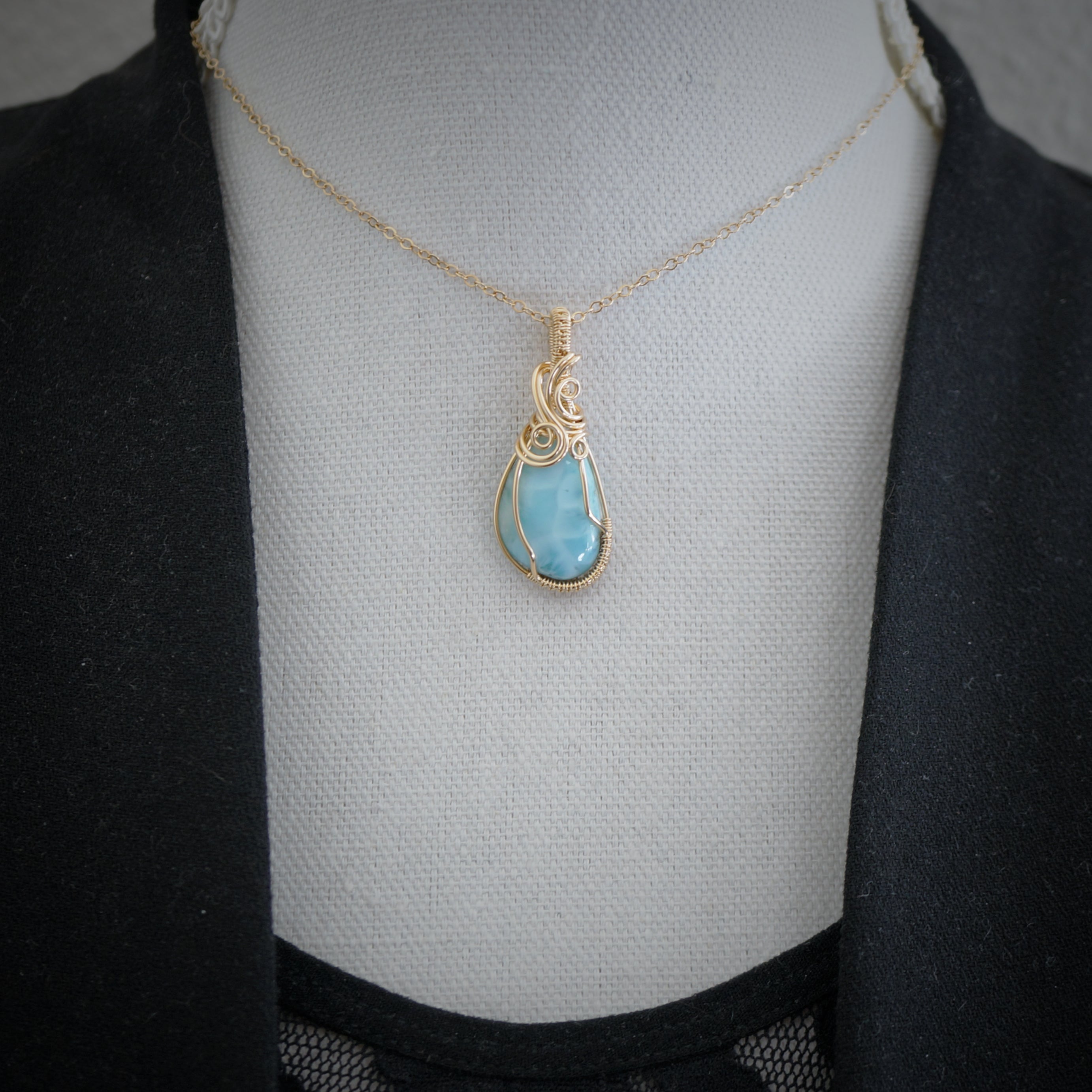 14k gold filled hanger met larimar edelsteen, gedragen aan een buste voor indruk van formaat.