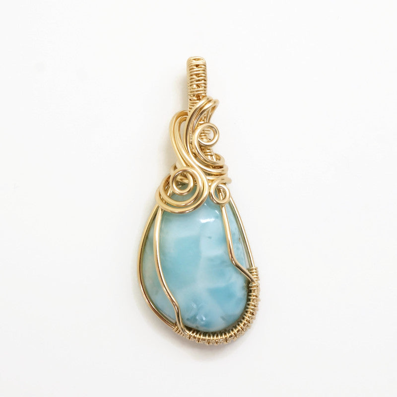 Heldere productfoto van een 14k gold filled larimar hanger op witte achtergrond.
