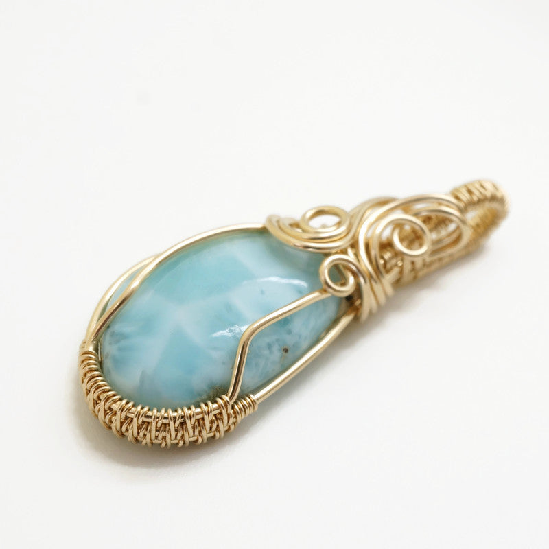 Zijaanzicht van de larimar hanger in wire wrap stijl met 14k gold filled draad, linkerzijde.