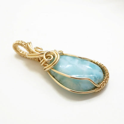 Handgemaakte larimar hanger met goudkleurige draad, rechter zijaanzicht.