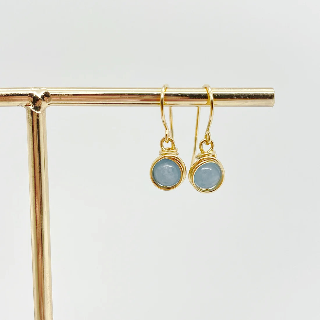 Luxe 14k gold filled oorbellen met lichtblauwe edelstenen van Aquamarijn, ambachtelijk gemaakt.